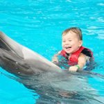 Swimming-with-kids-dolphinarium
